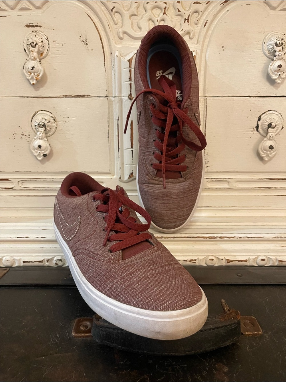 Nike Men's Maroon Low-Top Sneakers